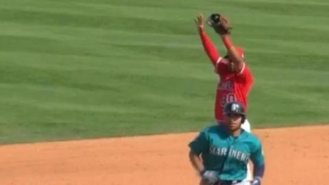 ¿Confusión, estrategia? La jugada culminó en un doble play para los Angels.