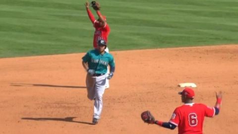 ¿Confusión, estrategia? La jugada culminó en un doble play para los Angels.