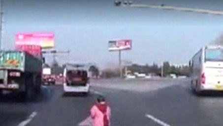 Una dashdam en el auto que seguía a la minivan grabó el incidente.