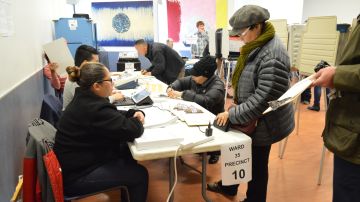 Votantes en Chicago llenan sus papeletas para decidir en la elección primaria de este 15 de marzo de 2016.