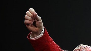 El cantante Elton John se defiende, a través de uno de sus abogados, de fuertes acusaciones en su contra.