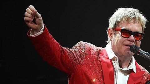 El cantante Elton John se defiende, a través de uno de sus abogados, de fuertes acusaciones en su contra.