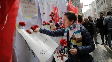 Una mujer coloca flores en la calle donde ocurrió el ataque terrorista.