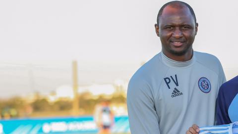Federico Bravo junto a Patrick Vieira y Caludio Reyna en su presentación con el NYCFC.