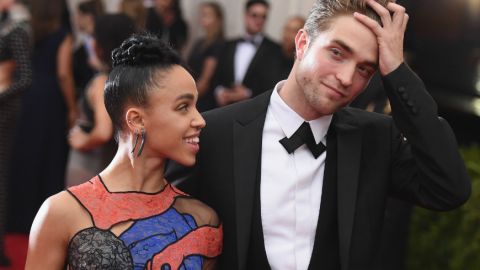 Después de terminar su romance con Kristen Stewart el británico se ha comprometido con su nueva novia, FKA Twigs.