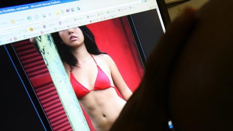 La palabra “frexting” es un hibrido de los términos “friend” (amigo) y “sexting” (como se denominó al envío de imágenes sugestivas a parejas o personas a quien se pretende motivar para un encuentro sexual).