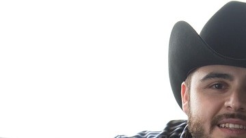 Gerardo Ortiz, de 26 años, es más conocido por cantar narcocorridos que él mismo compone.
