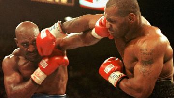 El boxeo es uno de varios deportes que han adaptado palabras del idioma inglés. En la foto Holyfield y Tyson en la pelea que terminó cuando éste último mordió la oreja de su rival.