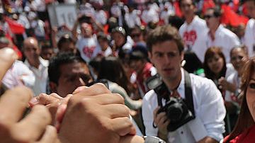 Enrique Peña Nieto, candidato presidencial por el PRI, saluda a sus partidarios en su reunión de la campaña final el 24 de junio de 2012 en la Ciudad de México, México.