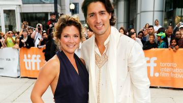 El Primer Ministro Justin Trudeau acudió con su esposa a una gala en Toronto con una curiosa vestimenta estilo indio.