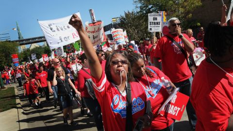 Maestros de Chicago se dirigen a Springfield para presionar por la junta escolar elegida.