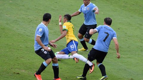 Neymar tendrá una dura prueba ante la garra charrúa.