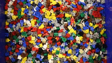 Según la Policía, el padre obligaba a su hijo a arrodillarse sobre piezas de Lego hasta que comenzara a sangrar.