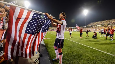 Omar González celebra la clasificación de Estados Unidos al Mundial de 2014 tras derrotar a México en septiembre de 2013 en el estadio de Columbus.