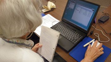 Seniors Citizens Learn Computer Skills