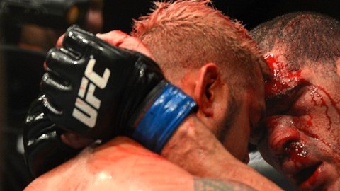 Mark Hunt y Antonio 'Big Foot' Silva, cubiertos en sangre durante una función de la UFC en Brisbane, Australia en 2013.