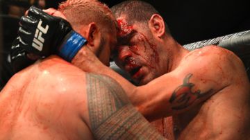 Mark Hunt y Antonio 'Big Foot' Silva, cubiertos en sangre durante una función de la UFC en Brisbane, Australia en 2013.