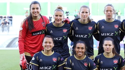 El equipo de Rosengard antes de un partido de UEFA Champions League ante el VfL Wolfsburg.