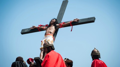 Ruben Enaje ha sido crucificado 30 veces.