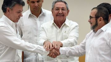 ¿Cuándo se repetirá la imagen de septiembre pasado, cuando Santos (izq.) y el líder de las FARC, alias Timochenko, estrecharon sus manos ante el presidente de Cuba, Raúl Castro? Foto: Getty