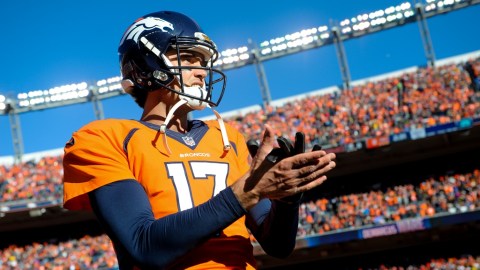 Brock Osweiler pudo haberse quedado como quarterback de los campeones Broncos, pero el miércoles decidió mudarse a Houston al fichar con los Texans.