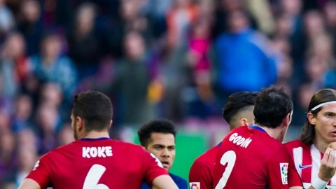 El momento de la expulsión de Filipe Luis tras la falta a Messi.