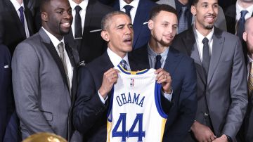 Obama y Curry (der) han construido una amistad jugando al golf y tras la visita de los Warriors a la Casa Blanca.