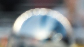 Peyton Manning y su más típica estampa: ajustando sobre la línea de golpeo antes de la jugada. Su carrera en la NFL ha terminado.