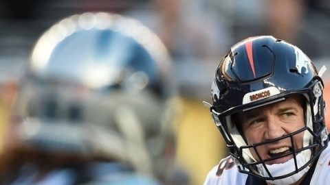Peyton Manning y su más típica estampa: ajustando sobre la línea de golpeo antes de la jugada. Su carrera en la NFL ha terminado.