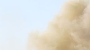 Las fuerzas a favor del gobierno de Irak conducen sus vehículos blindados en las afueras de Ramadi, el 8 de febrero de 2016, después de que volvieron a tomar la región.