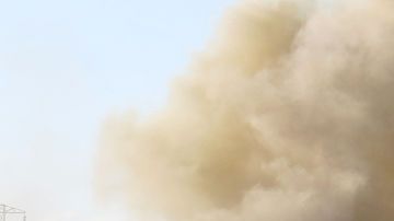 Las fuerzas a favor del gobierno de Irak conducen sus vehículos blindados en las afueras de Ramadi, el 8 de febrero de 2016, después de que volvieron a tomar la región.