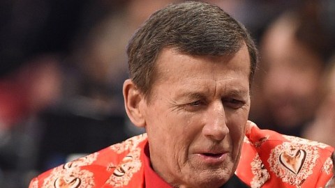 Craig Sager, aquí entrevistando a Magic Johnson, es mejor conocido por sus coloridos trajes.