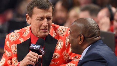 Craig Sager, aquí entrevistando a Magic Johnson, es mejor conocido por sus coloridos trajes.