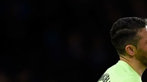 Demichelis discute con el árbitro durante un juego de la FA Cup.