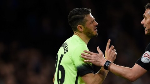 Demichelis discute con el árbitro durante un juego de la FA Cup.