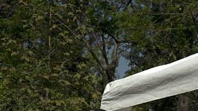 Los padres de algunos de los 43 estudiantes desaparecidos de Ayotzina se reúnen en el monumento a Benito Juárez en la Ciudad de México el 22 de febrero de 2016.