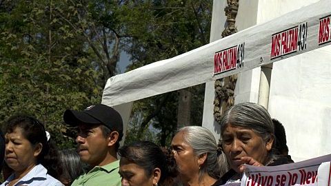 Los padres de algunos de los 43 estudiantes desaparecidos de Ayotzina se reúnen en el monumento a Benito Juárez en la Ciudad de México el 22 de febrero de 2016.