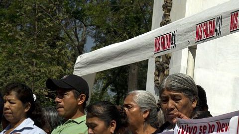 Los padres de algunos de los 43 estudiantes desaparecidos de Ayotzina se reúnen en el monumento a Benito Juárez en la Ciudad de México el 22 de febrero de 2016.