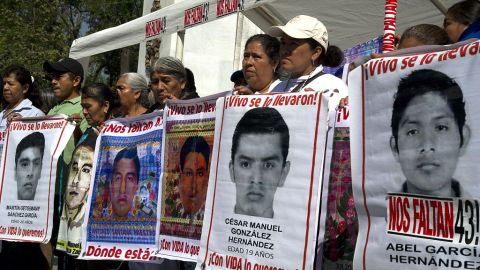 Los padres de algunos de los 43 estudiantes desaparecidos de Ayotzina se reúnen en el monumento a Benito Juárez en la Ciudad de México el 22 de febrero de 2016.