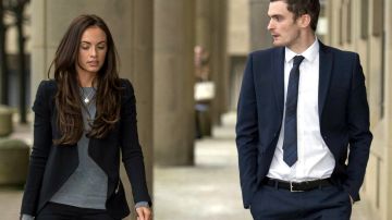 Adam Johnson y su mujer Stacey Flounders abandonan la Corte de  Bradford Crown durante uno de los días del juicio.