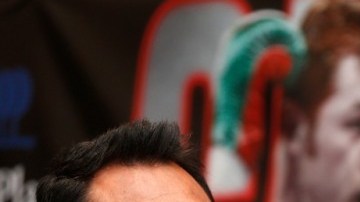 Óscar de la Hoya dijo en la conferencia promocional de Canelo-Khan que el discurso antimexicano y antimusulmán de Donald Trump le dio la idea de organizar el pleito.