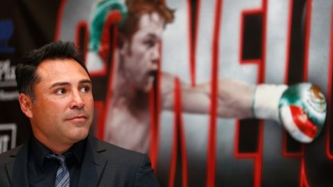 Óscar de la Hoya dijo en la conferencia promocional de Canelo-Khan que el discurso antimexicano y antimusulmán de Donald Trump le dio la idea de organizar el pleito.