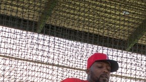 Albert Pujols, aquí en una práctica de bateo con el coach Vladimir Guerrero, dio la sorpresa al aparecer con los Angels el domingo.