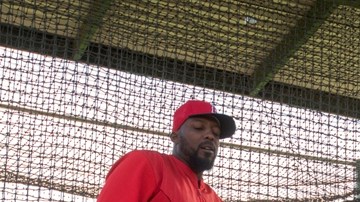 Albert Pujols, aquí en una práctica de bateo con el coach Vladimir Guerrero, dio la sorpresa al aparecer con los Angels el domingo.