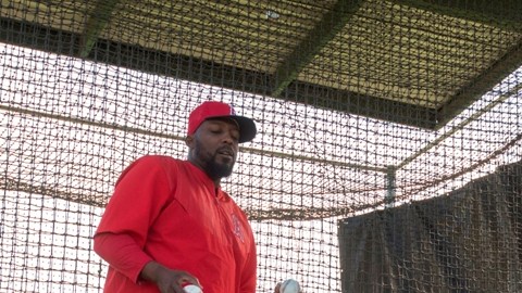 Albert Pujols, aquí en una práctica de bateo con el coach Vladimir Guerrero, dio la sorpresa al aparecer con los Angels el domingo.