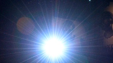Chuck el condor, nueva mascota de los Clippers de Los Ángeles, clava el balón en la noche de su presentación ante los fans en el Staples Center.