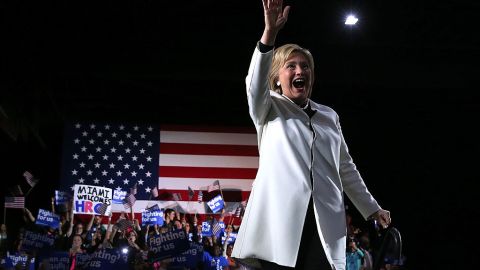 Hillary Clinton saluda a sus seguidores en un mitin realizado en Miami, tras sus vistorias en las primarias demócratas del Súper Martes.