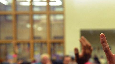 Votantes participan en en el caucus demócrata en la Escuela Secundaria del Norte en Denver, Colorado.