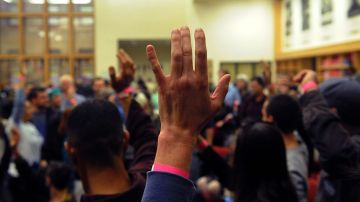 Votantes participan en en el caucus demócrata en la Escuela Secundaria del Norte en Denver, Colorado.
