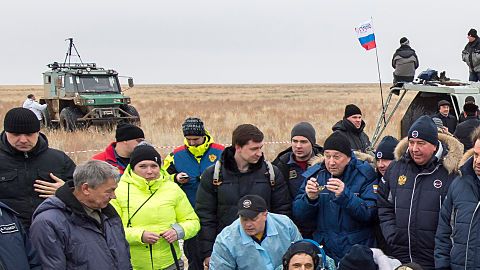 Los cosmonautas rusos Mikhail Kornienko (i), Sergey Volkov de Roscosmos (c), y Scott Kelly, el comandante de la Expedición 46 de la NASA, reposan fuera de la nave espacial Soyuz TMA-18M pocos minutos después de aterrizar cerca de la ciudad de Zhezkazgan, Kazajstán, el miércoles 2 de marzo de 2016 (hora de Kazajstán).